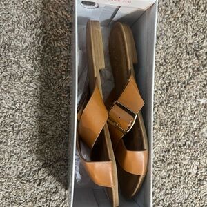 Chic Tan Leather Sandals